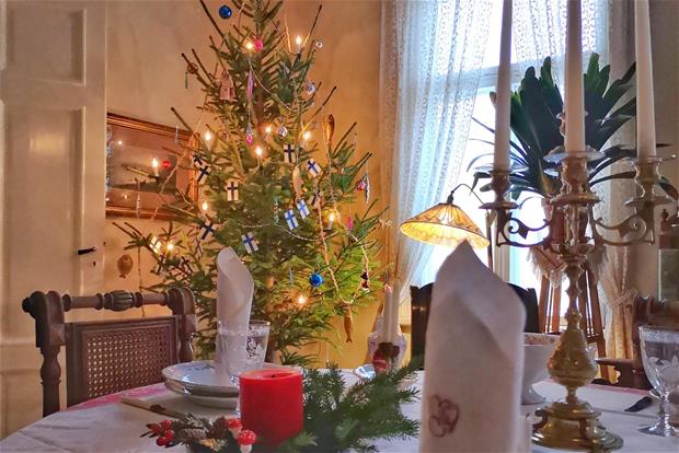 Joulukuusi ja -kattaus Wolkoffin talomuseossa.