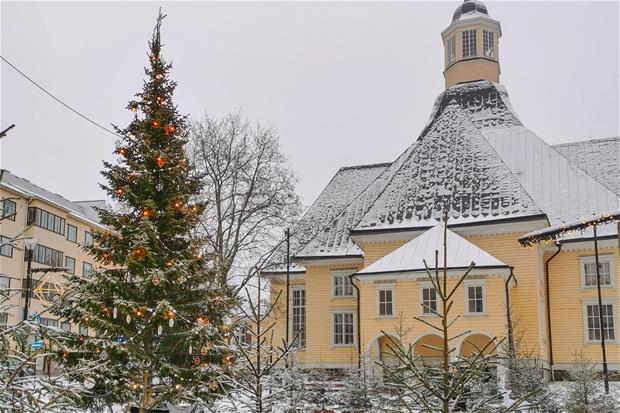 Joulukuusi Lappeen Marian kirkon edessä.