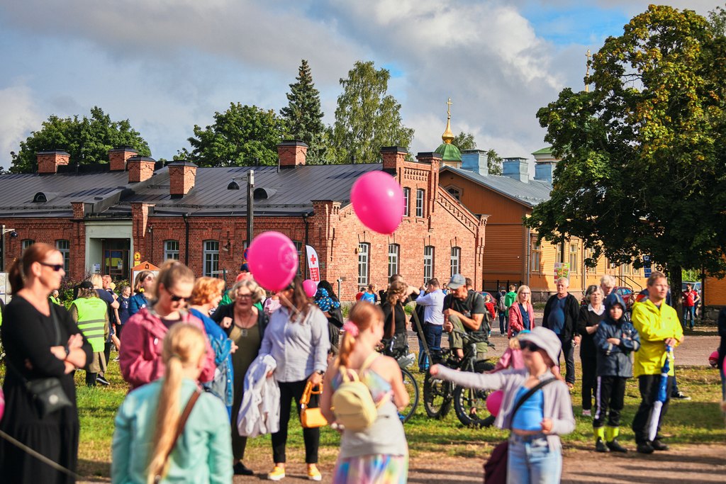 Ihmisiä Katariinan torilla.jpg