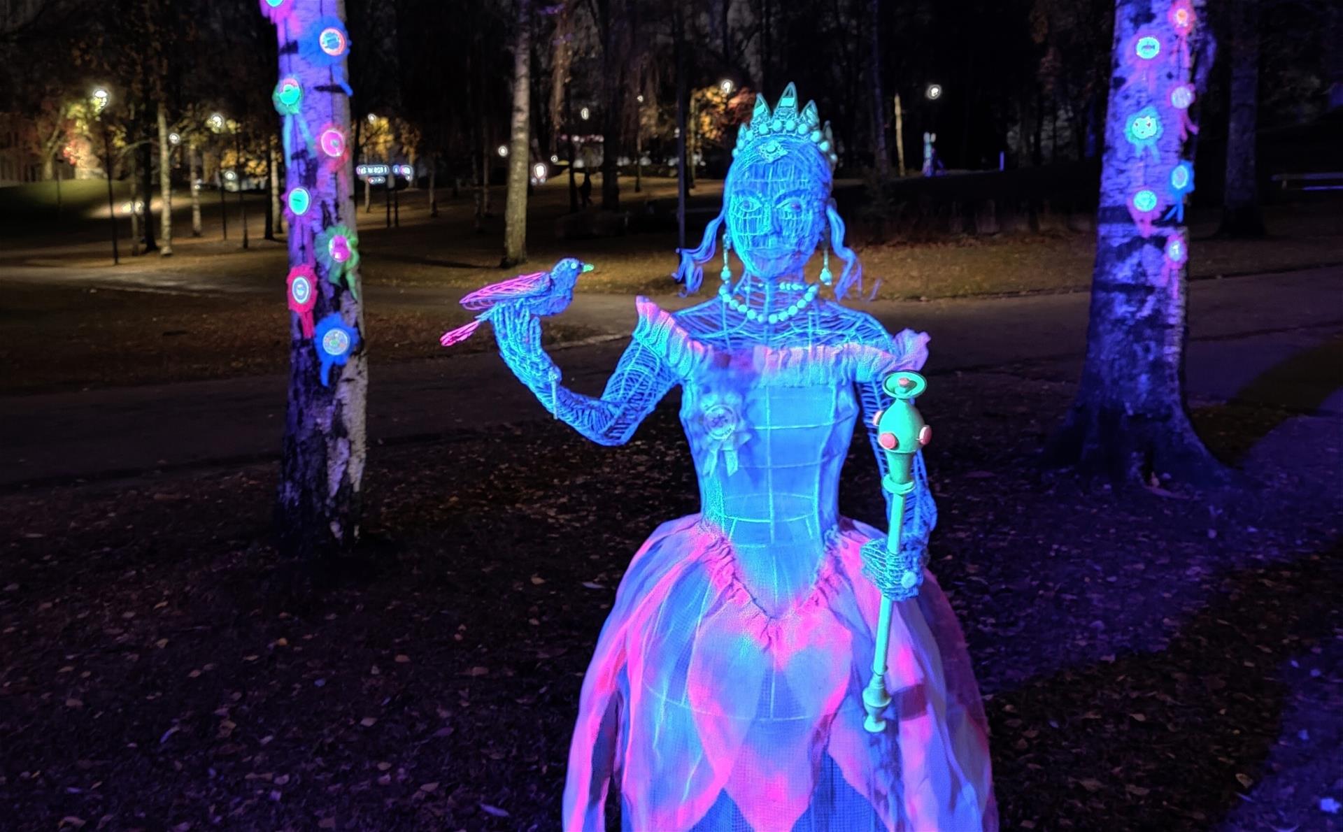 autainen Kuningatar Kristiina ja Tulilinnut Loistopuistossa 2024, teosten tekijä Tiinalotta Särmölä.